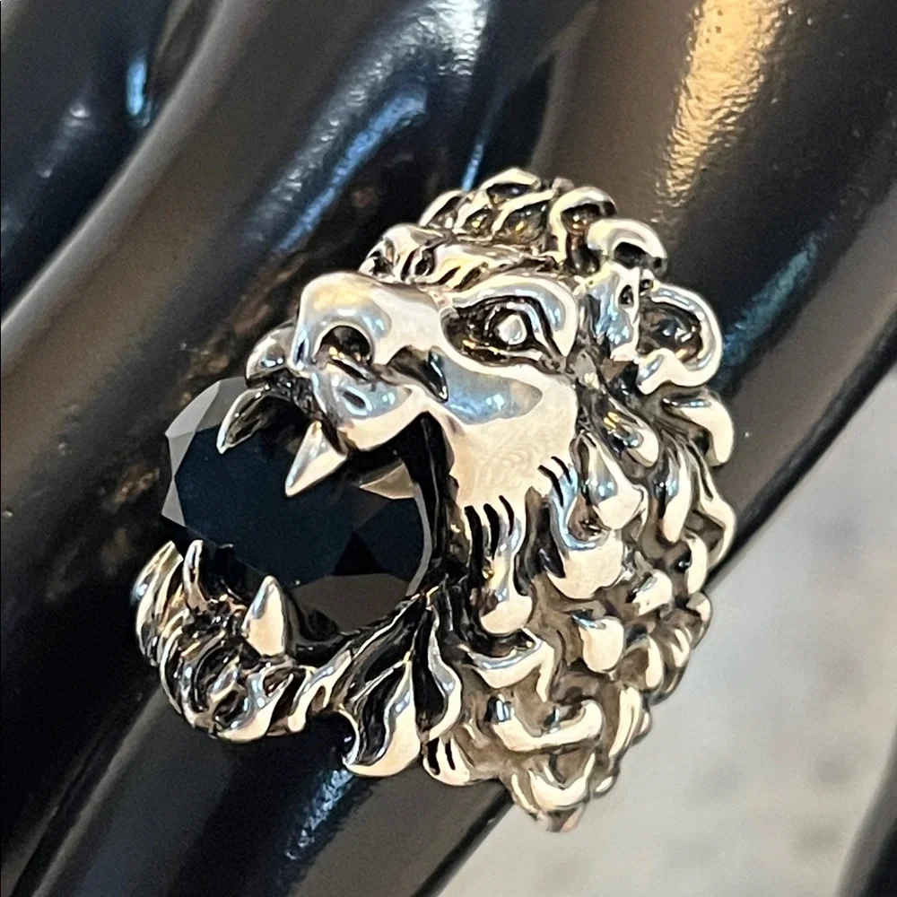 Gucci Lion Head Motif Ring With Black Stone Size 8 Full Inclusion